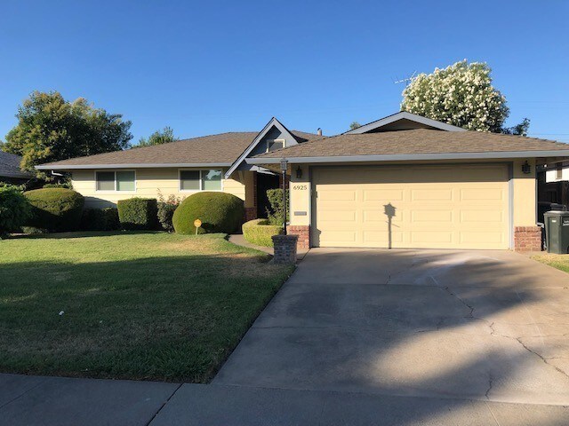 Foto principal - 6925 Chevy Chase Way