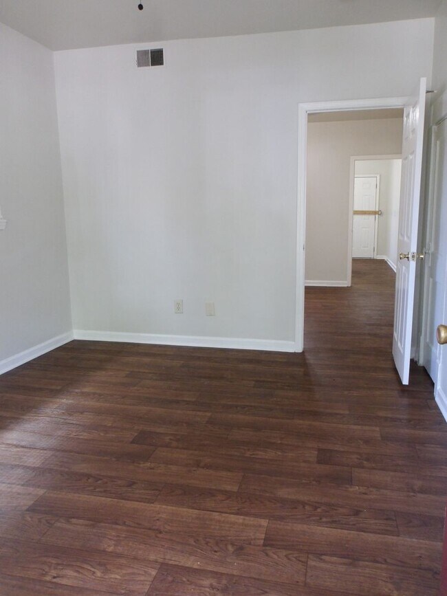Foto del edificio - 633 W Ormsby Ave