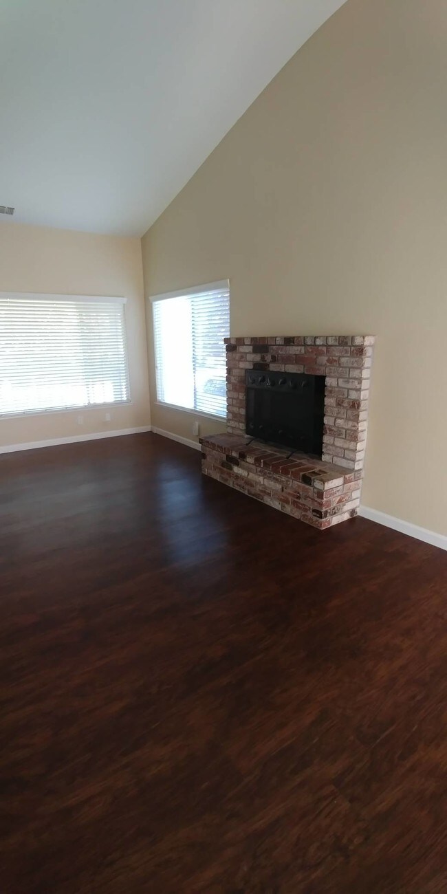 Building Photo - 2277 Knollwood Dr