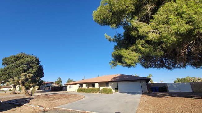 Foto del edificio - 13447 Shawnee Rd