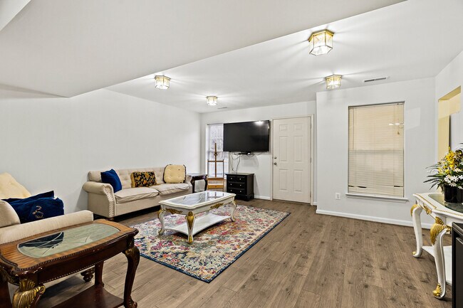 Living room w separate entrance - 9305 Cougar Ct