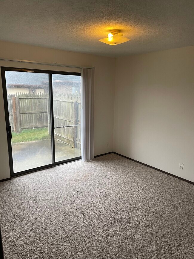 Building Photo - 1301 Springfield Dr