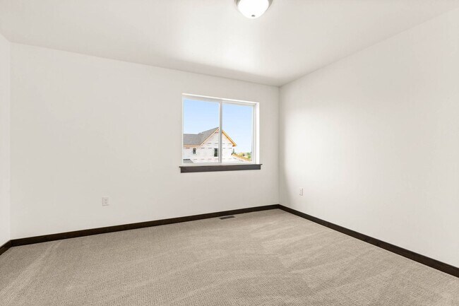 Foto del edificio - 2-Story Urban Triplex at a modern community featuring 3 Bedrooms 3 Bathrooms