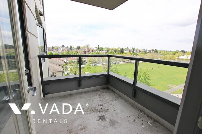 Photo du bâtiment - The Millenio 1 BR APT Rental 703-3520 Crowley Drive Vancouver: VADA