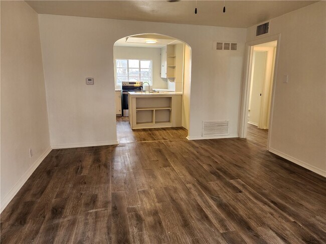 Foto del edificio - 415 W Poplar St