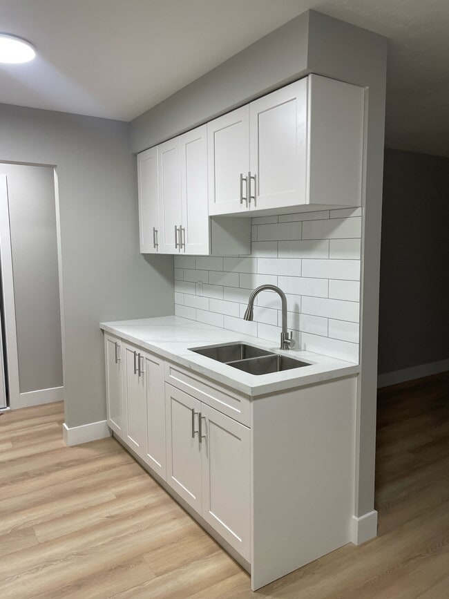 Building Photo - Two bed one bath upper right