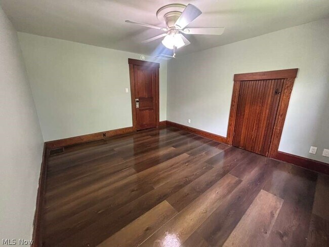 Foto del edificio - 1376 W Main St