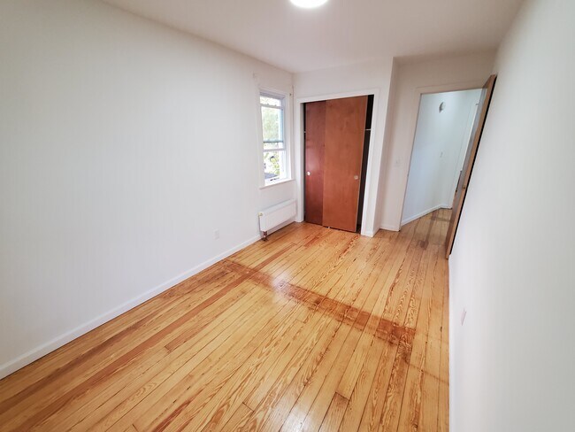 Foto del edificio - 275 Simonson Ave