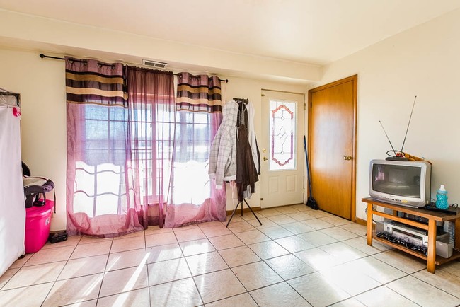 Interior Photo - 14 N York Rd