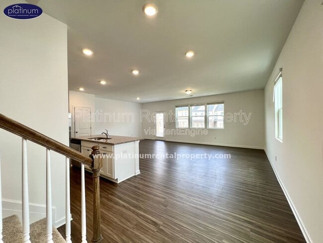 Building Photo - 5770 Thornton Dr