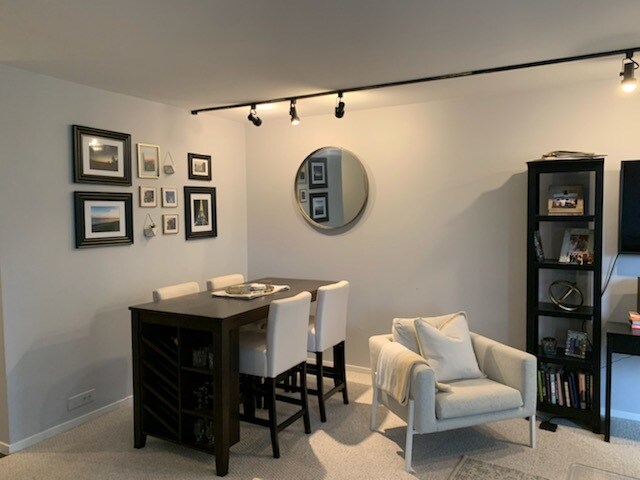 Fotografía del edificio - 2650 N Lakeview Ave