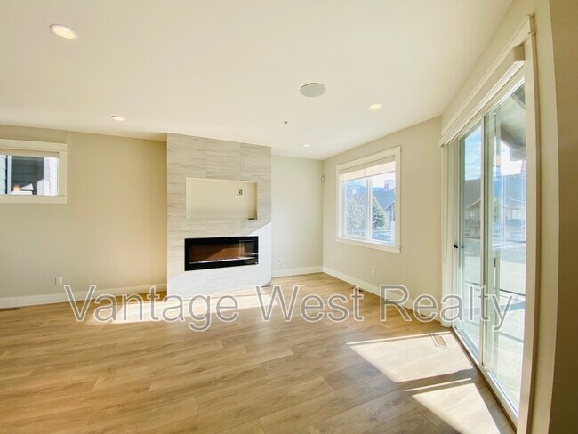 Building Photo - 12840-12840 Stillwater Ct