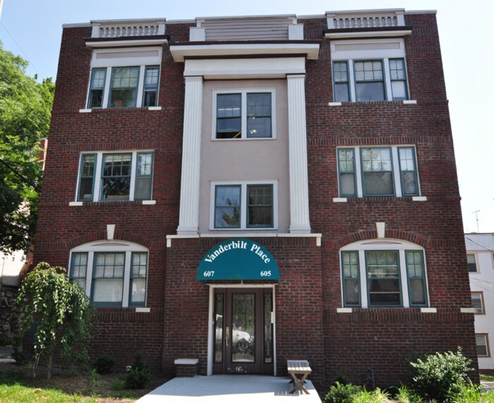 605 E 42nd St, Kansas City, MO 64110 Room for Rent in Kansas City, MO