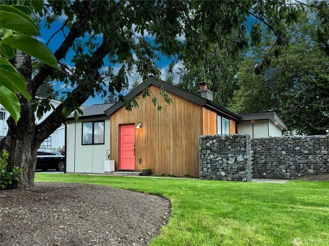 Foto del edificio - Remodeled 3 bdrm home on a large lot with 500 sq ft wrap around deck!