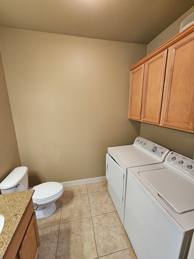 Medio baño con lavadora y secadora - 14409 NE 22nd Ave