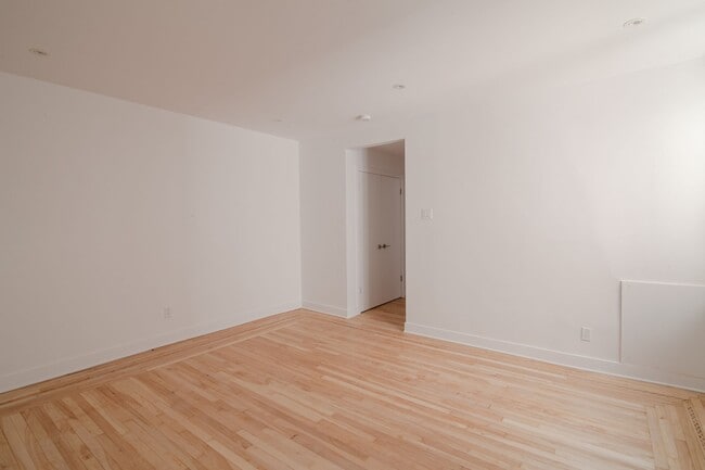 Building Photo - 2105 Rue Chomedey