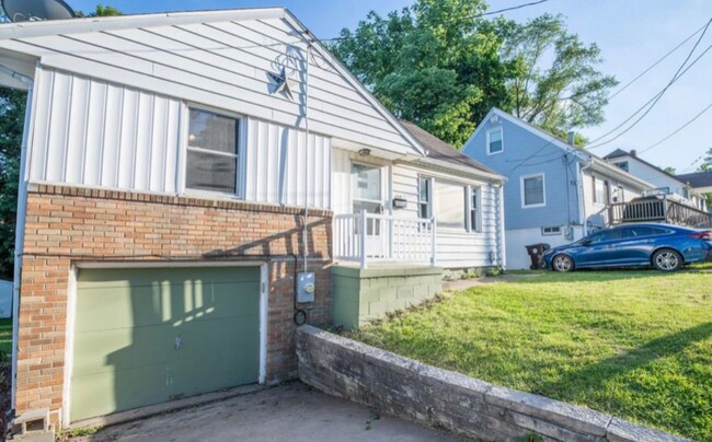 Building Photo - 204 W Garfield Ave