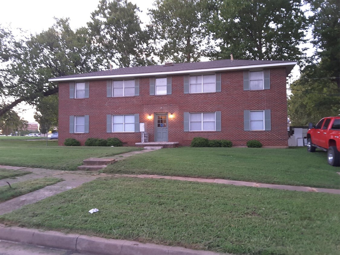 Primary Photo - 501 1/2 E Walnut Ave