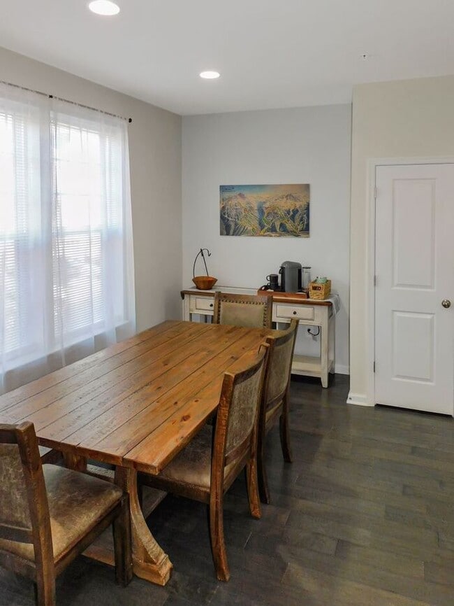 Building Photo - 4-bedroom townhouse in Wildewood