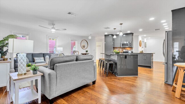 Foto del edificio - Luxurious FURNISHED 4BR/3BA Pool Home with...