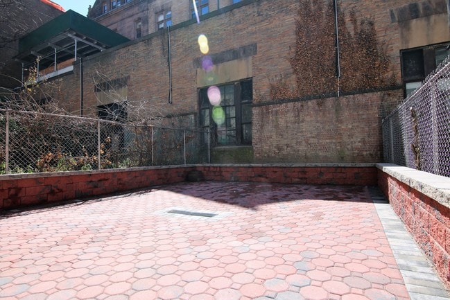 Building Photo - 140 W 92nd St