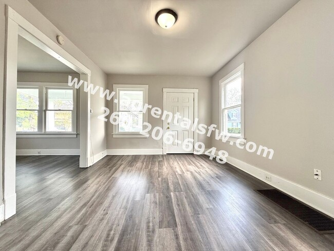 Building Photo - 3 Bedroom House