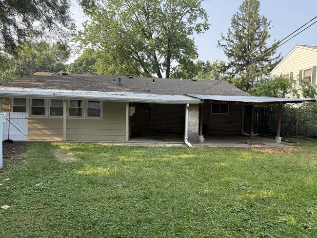 Foto del edificio - 533 Redwood Rd