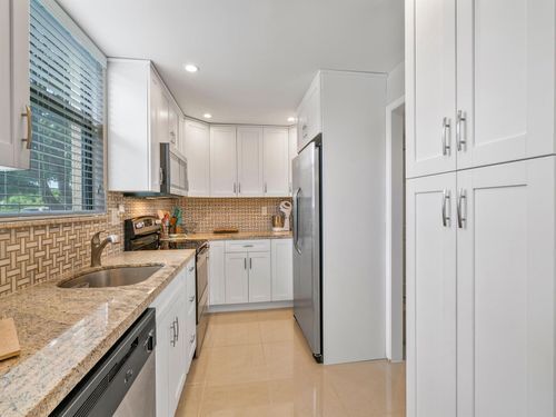 Foto del edificio - 8433 Forest Hills Dr