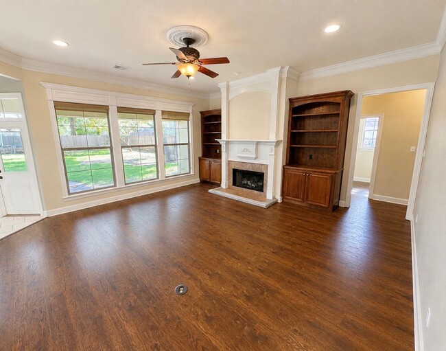 Building Photo - Lakewood Neighborhood!