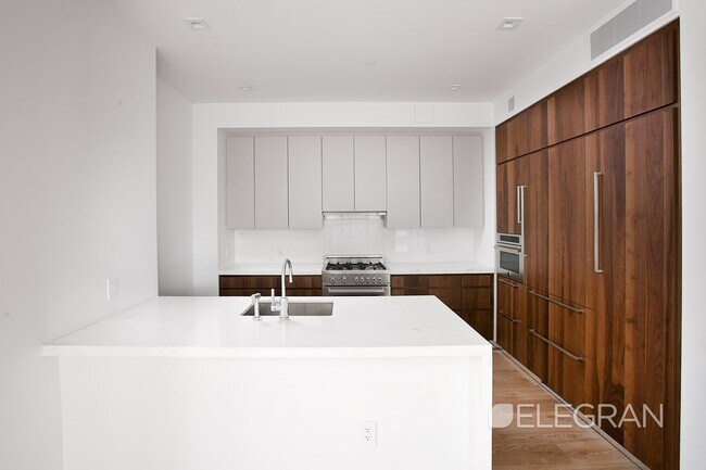 Building Photo - 360 E 89th St