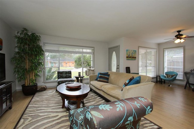Building Photo - 9806 Cedardale Dr