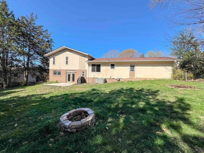 Building Photo - 12204 W Kingsgate Rd