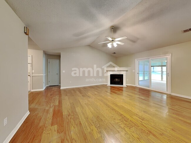 Building Photo - 708 Timberwood Ridge