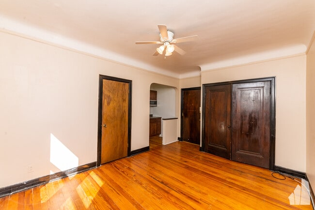 Building Photo - 948 W Cuyler Ave