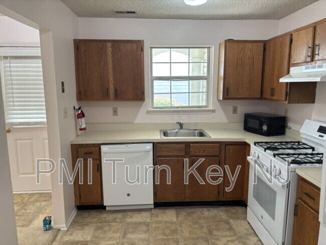 Building Photo - 133 Tulip Ln