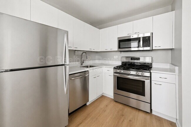 Foto del edificio - 655 W Irving Park Rd