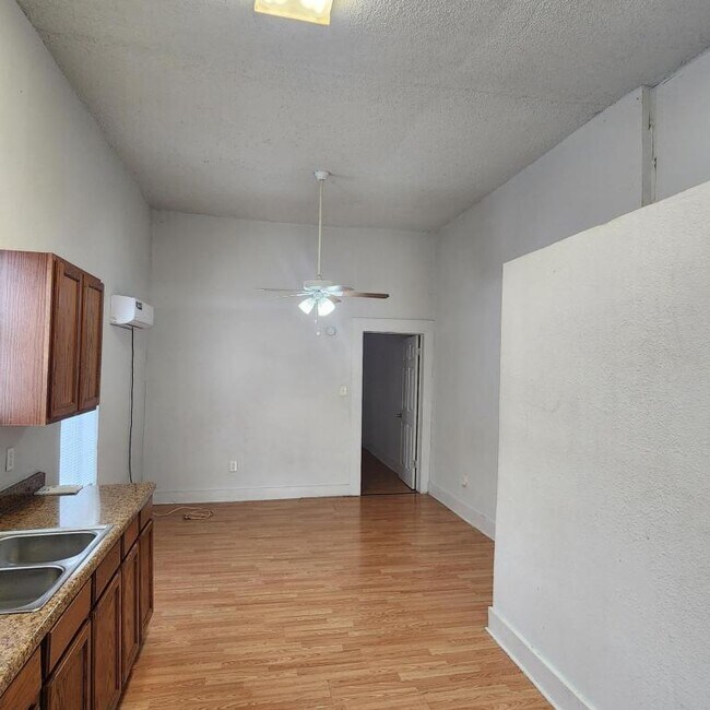 Building Photo - 318 Aransas Ave, 1