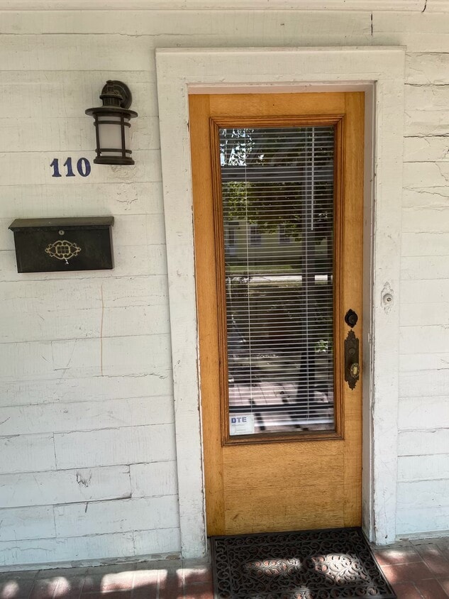 Entrada frontal exterior - 110 Woodward St