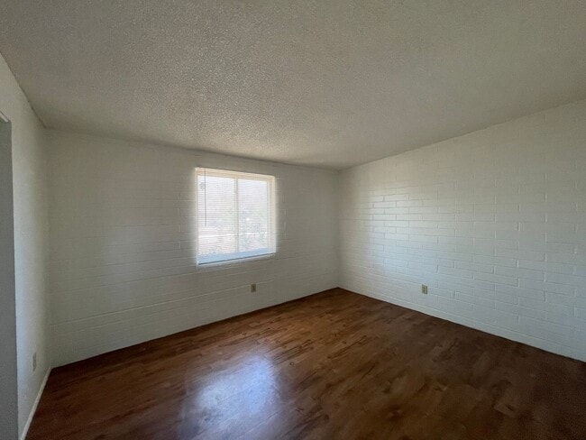Building Photo - Central 2 bedroom 1 bath unit with Fenced ...