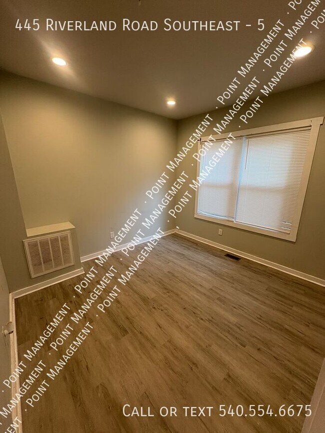 Foto del edificio - 445 Riverland Rd SE
