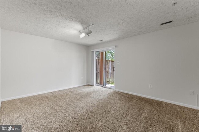 Building Photo - 2562 Woodland Pl