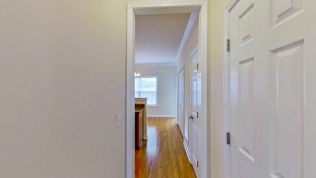 Building Photo - 1041 McKenna Dr