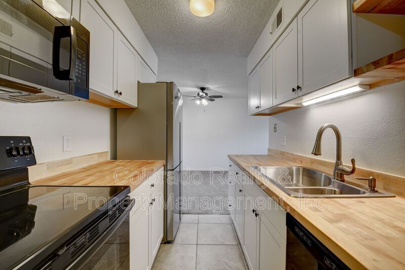 Primary Photo - 140 E Highline Cir