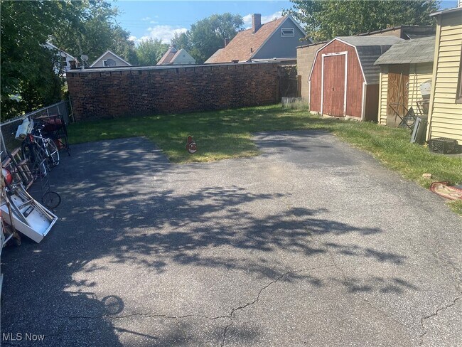 Foto del edificio - 1376 E 45th St