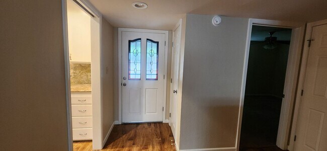 Building Photo - Beautifully Updated 3 Bedroom 2 Bathroom Home in the Highly Desirable S. Land park Neighborhood