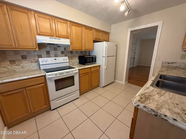 Building Photo - 3 Glen Arbor Park