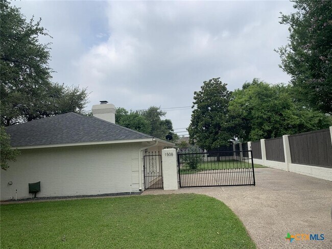 Foto del edificio - 1508 S Ridge Rd