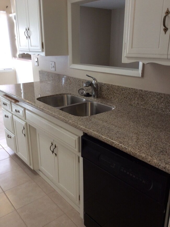 Foto del edificio - 4 Bedroom 1.75 Bathroom in Riverside