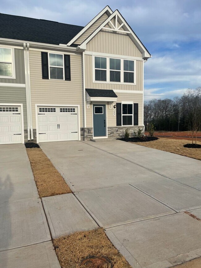Building Photo - 3 Bedroom 2.5 Bath Townhome in Simpsonvill...