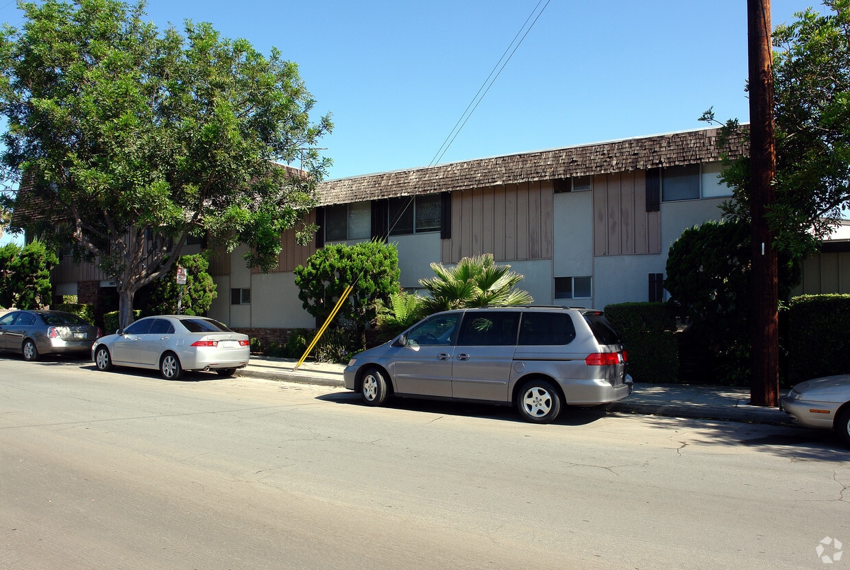 Building Photo - 1003 E Pine Ave